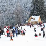 Prima ninsoare din acest an a dezlănțuit distracția la Poiana Brașov