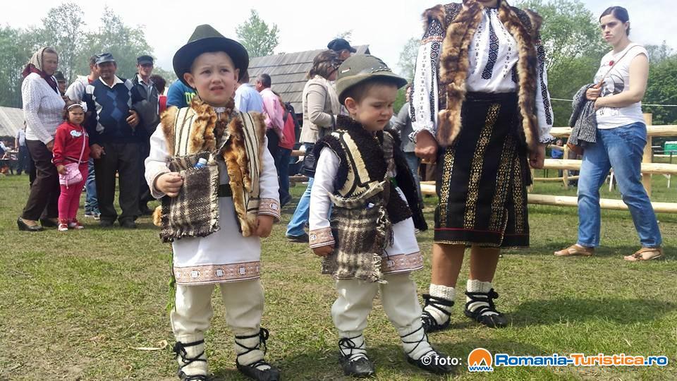 Hora Bucovinei la tabara Bucsoaia Frasin