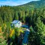 Hostel Cascada - Durău.
- Str. Muntelui, Nr. 362
- Situat în Stațiunea Durău, la poalele masivului Ceahlau, Hostel Cascada te întâmpină cu o explozie de culori a florilor ce se află pretutindeni în curte, grădină și pe balcoanele teraselor. Vecinii noștri sunt doar brazii, o adevărată pădure ce se întinde de cealaltă parte a drumului forestier ca...