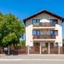 Pensiunea Albina - Apahida.
- Sat Sânnicoară, Str. Meteor , Nr. 15
- Pensiunea Albina se află în Sînnicoară, un sat din comuna Apahida, într-o zonă liniștită, aproape de orașul Cluj-Napoca și de aeroport, la 12,2 km de Grădina Botanică „Alexandru Borza” din Cluj-Napoca.

Proprietatea dispune de o curte cu parcare, grădină cu pomi fructiferi (în sezon), zonă cu ș...