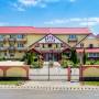 Biamin - Tășnad.
- Oraş Tăşnad, Str. Ştefan cel Mare, Nr. 145
- Locația Biamin este situată în orașul Tășnad, la 350 m de mers pe jos de Ștrandul Tășnad. Proprietatea dispune de o curte generoasă de 5.600 mp, amenajată cu spații verzi și flori, 2 piscine exterioare, terasă, zone de relaxare și parcare privată.

La interior, oaspeții sunt întâmpinați de o re...