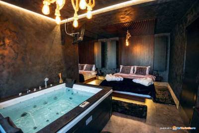 Jacuzzi Noir House