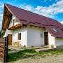 Pe un Picior de Plai - Măgura.
- Sat Măgura, Str. Principală, Nr. 105
- Pe-un picior de plai, pe-o gură de rai, se află locația noastră, în Măgura, într-o zonă liniștită, la 16 km de Muzeul Național Bran și Castelul Bran, între Munții Piatra Craiului și Parcul Național Bucegi.

La exterior, oaspeții au la dispoziție o curte cu locuri de parcare și porți de siguranț...