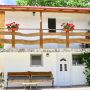 Tuia - Avrig.
- Str. Valea Avrigului, Nr. 1109
- Proprietatea Tuia, situată pe Valea Avrigului, la poalele Munților Făgăraș, oferă un loc ideal pentru liniște și relaxare. Locația are acces ușor către atracții precum Castelul de Lut, Povestea Calendarului, Palatul Brukenthal Avrig, Brambura Park, Bâlea Lac, Păltiniș, orașul Sibiu (la 27 km) și ...