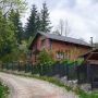 Casa Vasc - Borsa.
- Str. Vîscului, Nr. 2 A
- Casa Vâsc este situată în Borșa, județul Maramureș, oferind 4 camere confortabile, fiecare cameră dispune de baie proprie, frigider și televizor iar pentru familiile cu copii mici, vă oferim un pat pentru bebeluși. 

Facilitățile oferite de Casa Vâsc includ o bucătărie comună, un foișor, un gră...