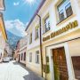 Casa Atanasiu - Brasov.
- Str. Paul Richter, Nr. 8
- Casa Atanasiu este destinată exclusiv adulților (Adults Only) și se află în centrul orașului Brașov, la 80 m de Biserica Neagră și circa 140 m de mers pe jos de Strada Sforii.

Fiecare cameră este dotată cu birou, dulap pentru haine, TV cu ecran plat, internet Wi-Fi, lenjerie de pat, prosoape d...