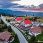 Cabana Casi - Paltinis.
- Sat Poplaca, Păltiniș, Nr. C1-C2, Zona Platoș, România
- Complex Turistic Casianna este situat în Păltiniş, la 80 de metri distanță de pârtia de schi Arena Platoş, Complexul Turistic Alpina Casi pune la dispoziţie un bar, un restaurant şi acces gratuit la internet WiFi. Toate camerele au TV prin satelit, frigider şi baie privată cu duş. Unele camere au...