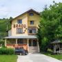 Pensiunea BRADU - Piatra Neamt.
- Str. Petru Movila, Nr. 332
- Pensiunea este situata la iesirea din oras spre bicaz 300 de metri pe partea dreapta.
living internet televizor bucatarie pe fiecare nivel gratar parcare masa de tenis.