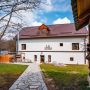 Casa La Sura - Poieni.
- Sat Morlaca, Str. Principală, Nr. 232
- Casa La Șură este situată în satul Morlaca, comuna Poieni, județul Cluj, la 6 km de Huedin și oferă un refugiu ideal pentru relaxare, într-un cadru liniștit și confortabil. 

Proprietatea dispune de două corpuri de clădire separate și pune la dispoziție multiple facilități pentru o vacanță reuș...