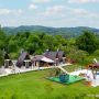 Casute Tip Camping Adyana & Raysa - Salatrucel.
- Sat Șerbănești, Str. Principală, Nr. 10
- La Adyana & Raysa dispunem de 4 căsuțe tip A-Frame și 2 foișoare. Fiecare căsuță are baie proprie cu cabină de duș și toaletă, aer condiționat, TV cu ecran plat, mini-frigider, canapea extensibilă la parter și un pat matrimonial la etaj.

Foișorul închis este dotat cu aer condiționat, grătar, p...