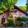 Complex Casutele din Padure - Vernesti.
- Sat Mierea, Str. Codrului, Nr. 19
- Complexul „Căsuțele din Pădure” oferă o experiență relaxantă și confortabilă, perfectă pentru a petrece Crăciunul, Revelionul, Paștele sau orice alt eveniment special, într-un cadru liniștit și plăcut.

Pe lângă casa principală, care dispune de două camere cu baie proprie la mansardă, un living...