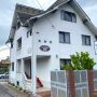 Casa Mocanitei - Viseu De Sus.
- Str. Moldova, Nr. 4
- Casa Mocăniței este o locație noua, situată într-un peisaj montan pitoresc, ce dispune de locuri de cazare, inclusiv o cameră dublă, două camere duble de lux și o cameră triplă, fiecare cu baie proprie, paturi matrimoniale și pat single, TV LED, Wi-Fi, balcon și încălzire centrală pe lemne.

Od...